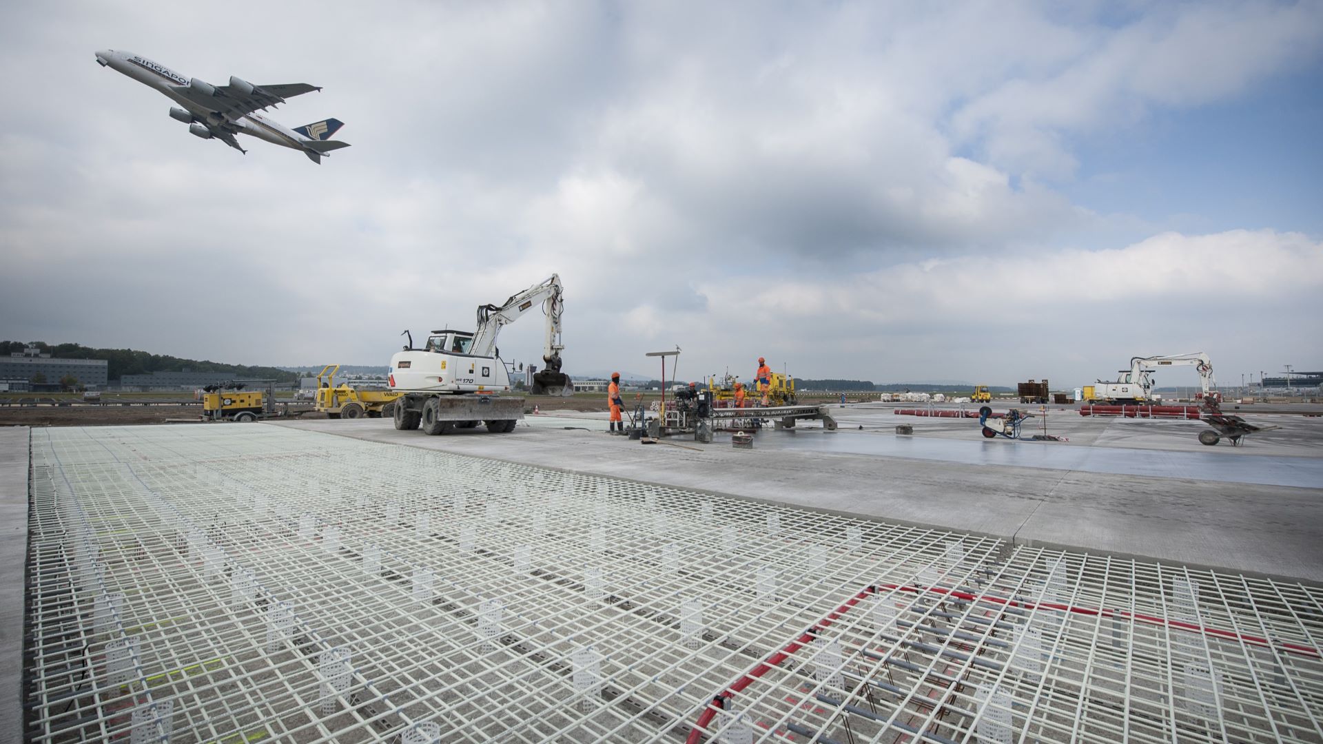 Das Rollfeld des Flughafens in Zürich wurde für eine störungsfreie Kommunikation des Sicherheitssystems mit Combar® bewehrt | FRILO