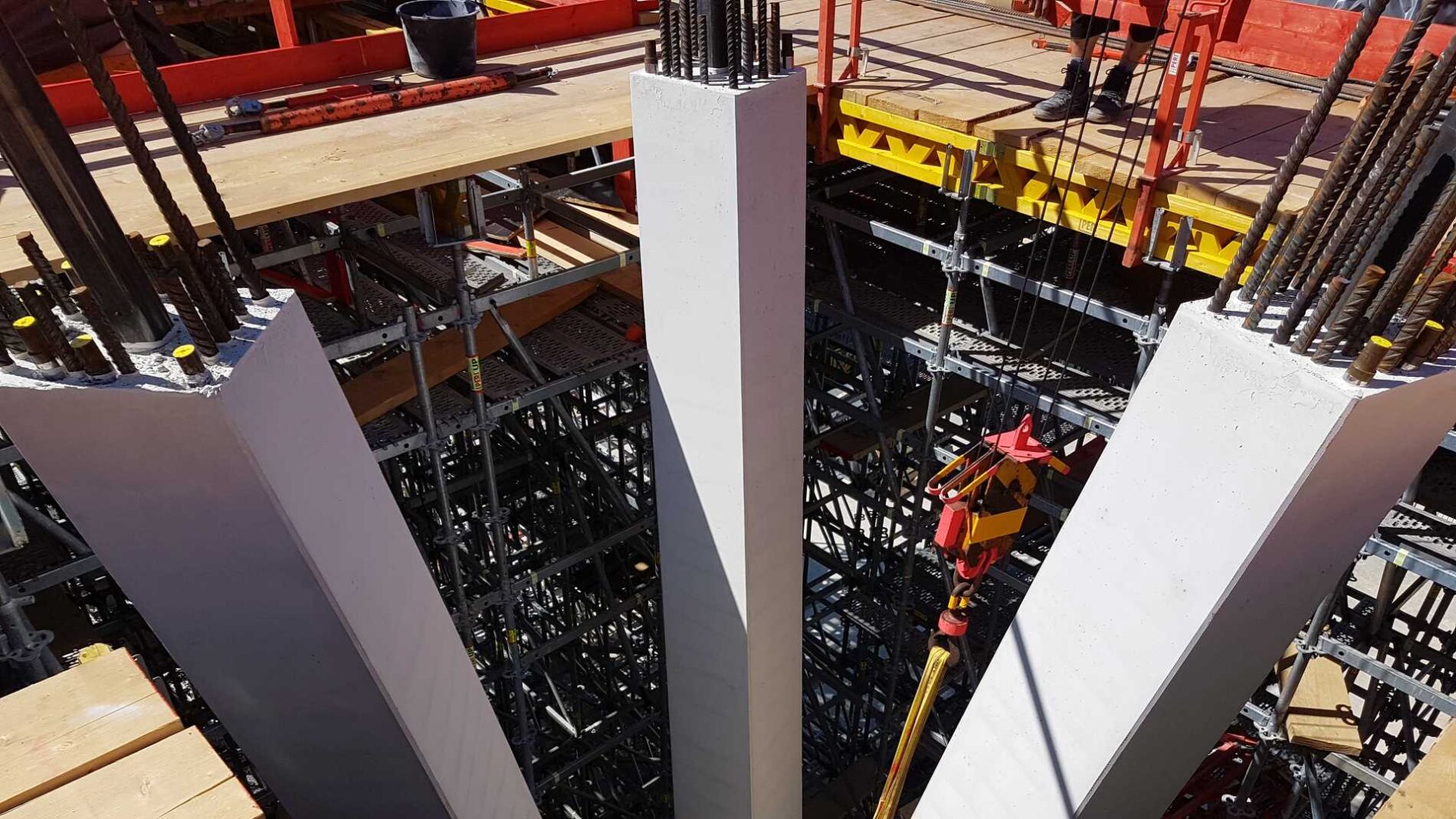 Der Kopfpunkt der Baumstütze mit Anschlussbewehrung in der Decke über Foyer (©Wulle Lichti Walz)