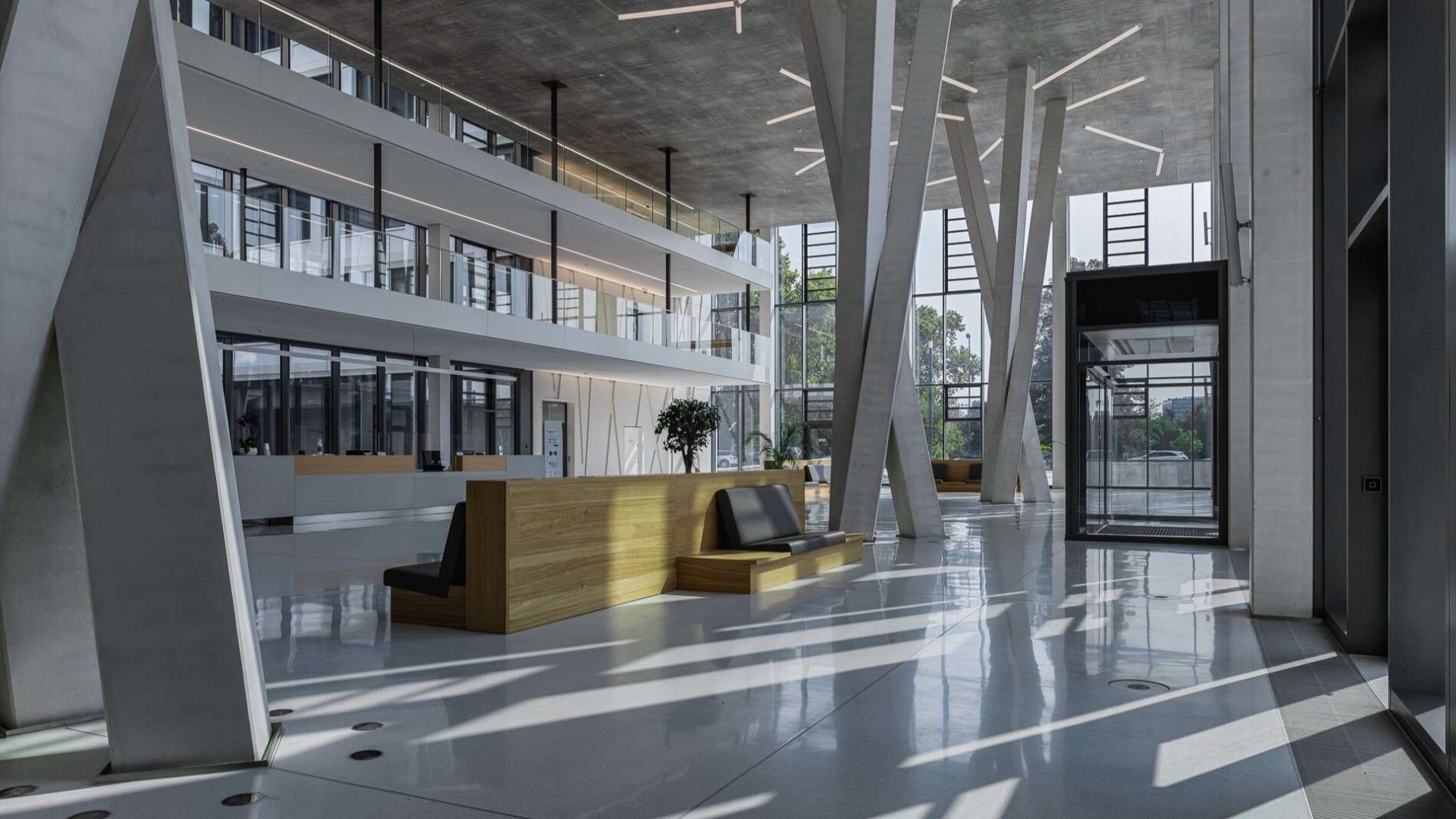 Das Foyer der Konzernzentrale mit den drei Baumstützen (©Thilo Ross)